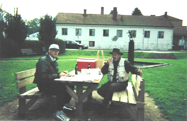 Dan and Jørgen take a lunch break