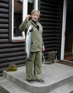 Bente with Jørgen's 3.6 kg salmon from Stensån caught in Grobemöllen