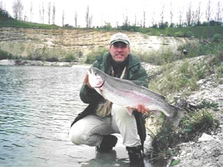 Ian Shaw (TV) med en regnbue p 7,2 kg. Torben (TH) med den knneste fisk