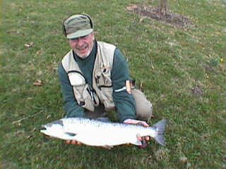 Jrgen Walter med sin flotte blanklaks 5,5 kg april 2003