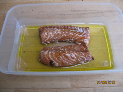 Varmrøget torske filet lagt i olie dressingen
