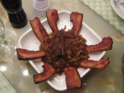 Dejligt æbleflæsk med rødløg og hjemmelavet bacon for 2 personer