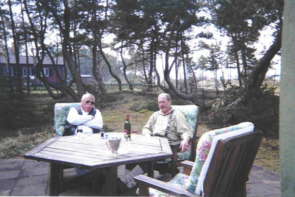 Ras og Jrgen deler en flaske rdvin i haven