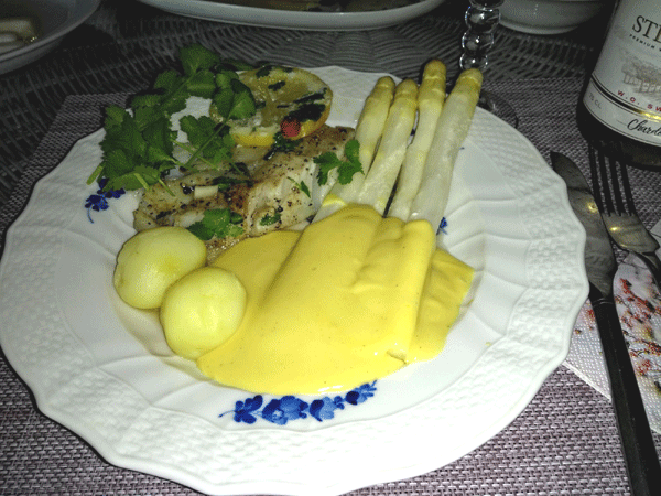 Steamed pollock fillet with vegetables and white asparagus