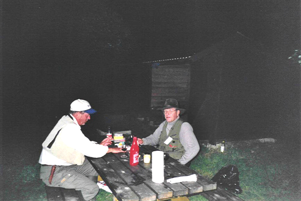 Night fishing for eel with worm (mask), then sausages on the grill with a sharp