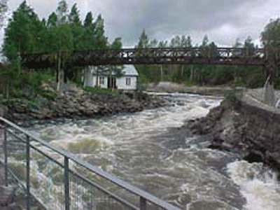 Den gamle bro i Fällfors og laksetrapper. En lokal fisker lander laks