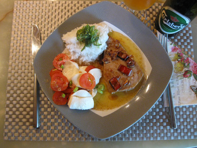 Tuna steak with rice and tomato salad with mozzarella