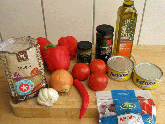 Ingredienser til fyldte peber med tun og bulgur