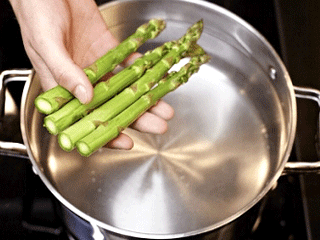 Blanching vegetables - here asparagus and beans