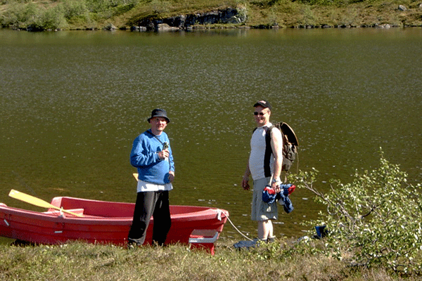 Der høre egen båd med til sæter-hytten. Jan og Terje er klar til at ro ud. Stuen i den hyggelige ny restaureret säter-hytte ved fjeldsøen