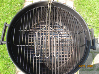 Common ball grill with built in heat source