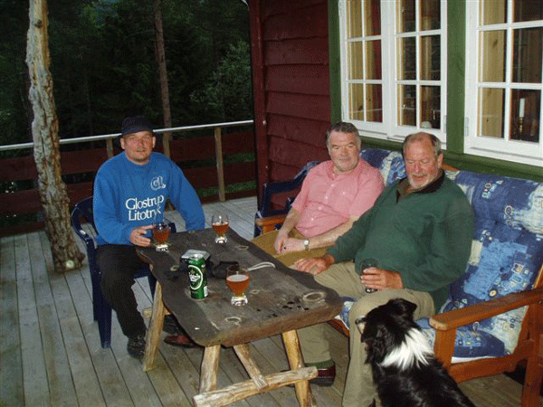 Vi blev inviteret op til Terjes nabo til ølsmagning af hjemmelavet hvedeøl
