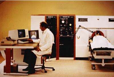 Jeg laver en undersøgelse med en hjernescanner,
der senere blev installeret på Bispebjerg Hospital