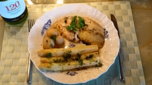 Ovnstegt pighvar med hvide asparges og små nye kartofler