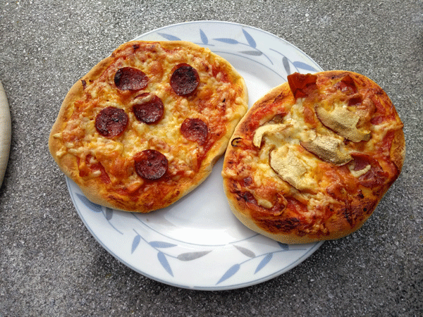De to små pizzaer er laver af børnene på rester