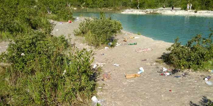 Garbage after bathers read p...