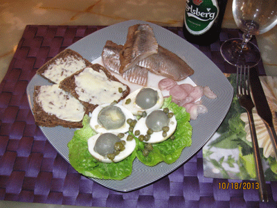 Solæg til en frokost med hjemmelavede marinerede hvide sild