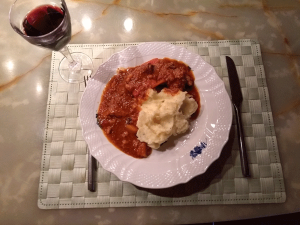 Pig jaws braised in Madeira with mashed potatoes